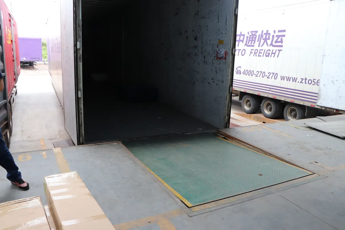 Dock leveler forming the transition from warehouse dock floor to truck trailer bed