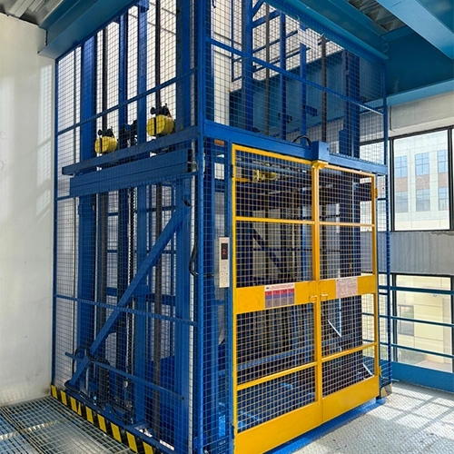 upper-floor-hydraulic-cargo-lift-installation
